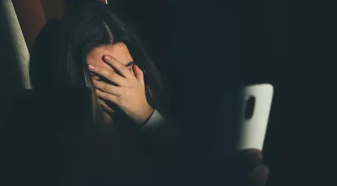 بسبب صور خاصة.. تفاصيل صادمة في التحقيقات مع صاحب محل هواتف متهم بابتزاز سيدة